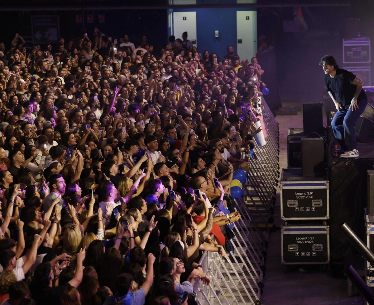 Melendi, el pasado mes de octubre, durante el primero de los dos conciertos que ofreció en el pabellón de  La Magdalena. | LUISMA MURIAS