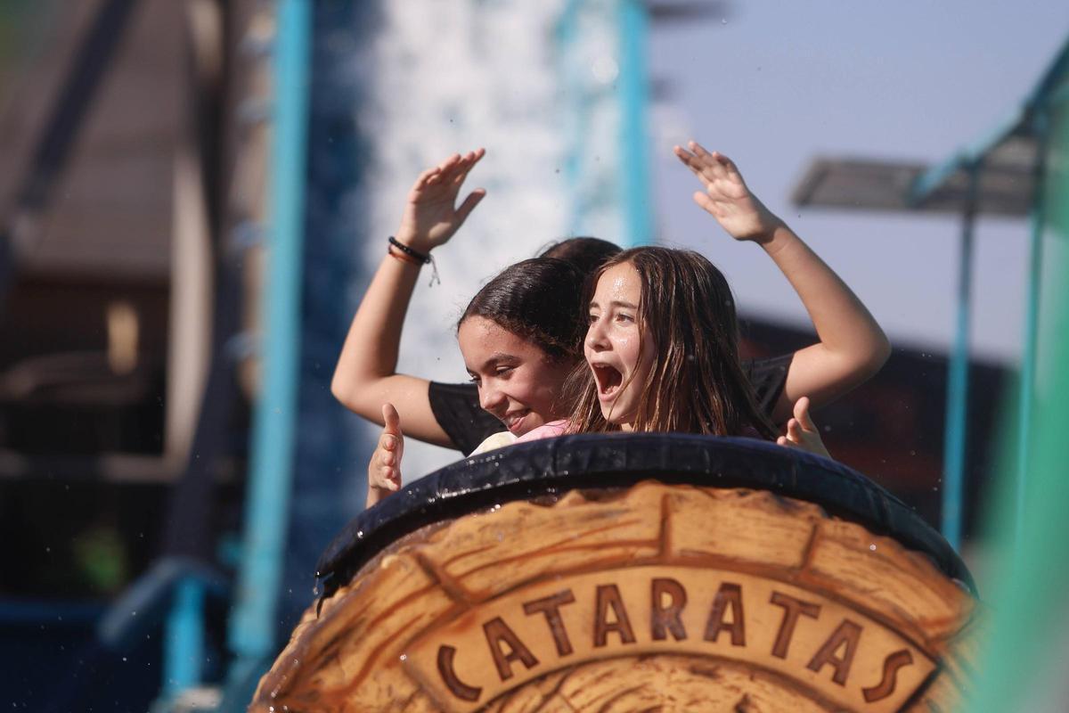 Varias chicas montadas en una de las atracciones de la calle del Infierno.