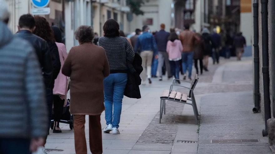 Ciudadanos caminan por la rúa de los Francos.