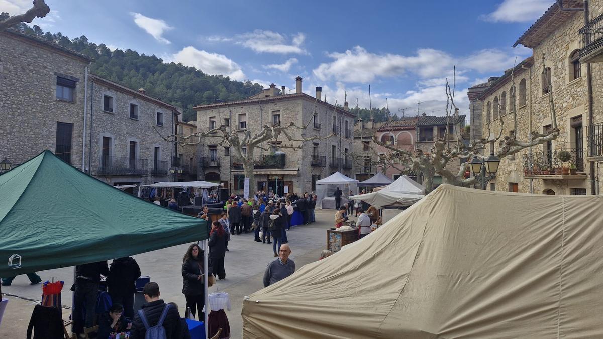 El bon temps i la dansa acompanyen la 25a Fira del Carbó de Sant Llorenç de la Muga