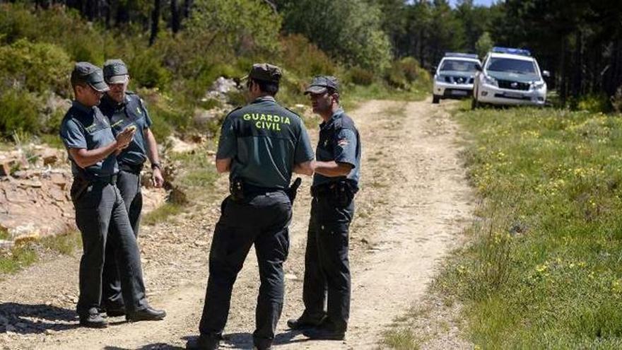 La Guardia Civil acordonó el pinar donde se halló el vehículo del holandés (él y el coche en la foto).