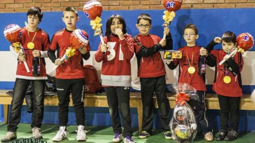 Los mejores tiradores jóvenes posan con sus premios.