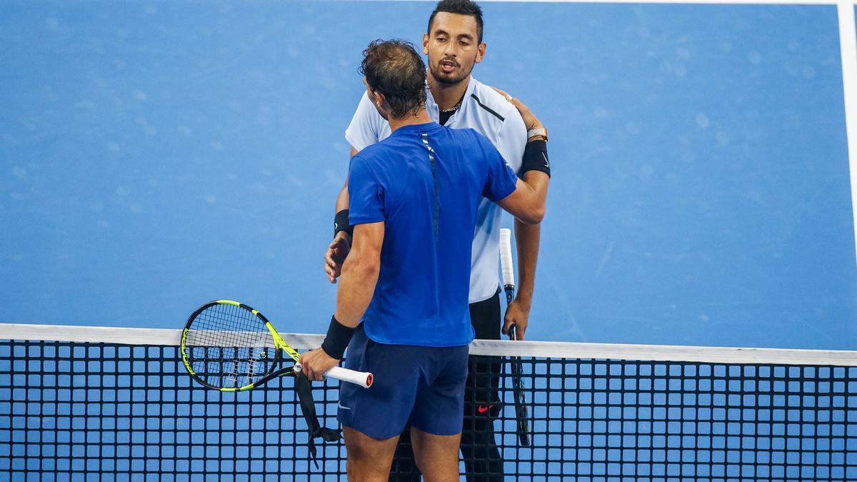 Kyrgios saluda a Nadal en uno de sus encuentros.