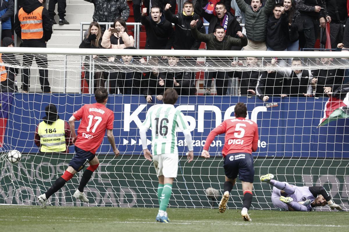 PAMPLONA, 12/04/2026.- El delantero croata de Osasuna Ante Budimir (i) marca de penalti ante el Real Betis (1-1) durante el partido de Liga que Real Betis y Osasuna disputan este domingo en el estadio de El Sadar. EFE/Jesús Diges