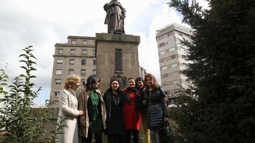 Ana Barrios recibe el premio Clara Campoamor en el Liceo, flanqueda por el alcalde y la edil de Benestar.  // Jesús Regal