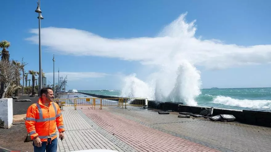 Destrozos en el paseo marítimo de Arrecife por el impacto de la borrasca Therese en Lanzarote