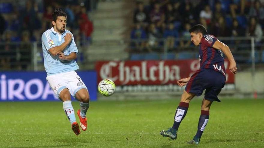 Nolito intenta tapar el disparo de un jugador local. // LOF