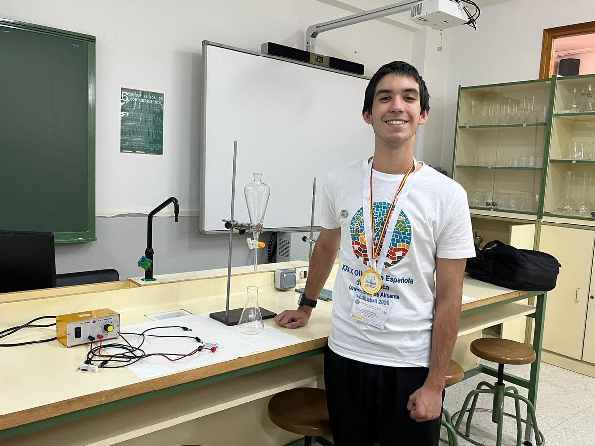 El alumno Javier Romero, en una de las clases del instituto Maestro Domingo Cáceres de Badajoz.