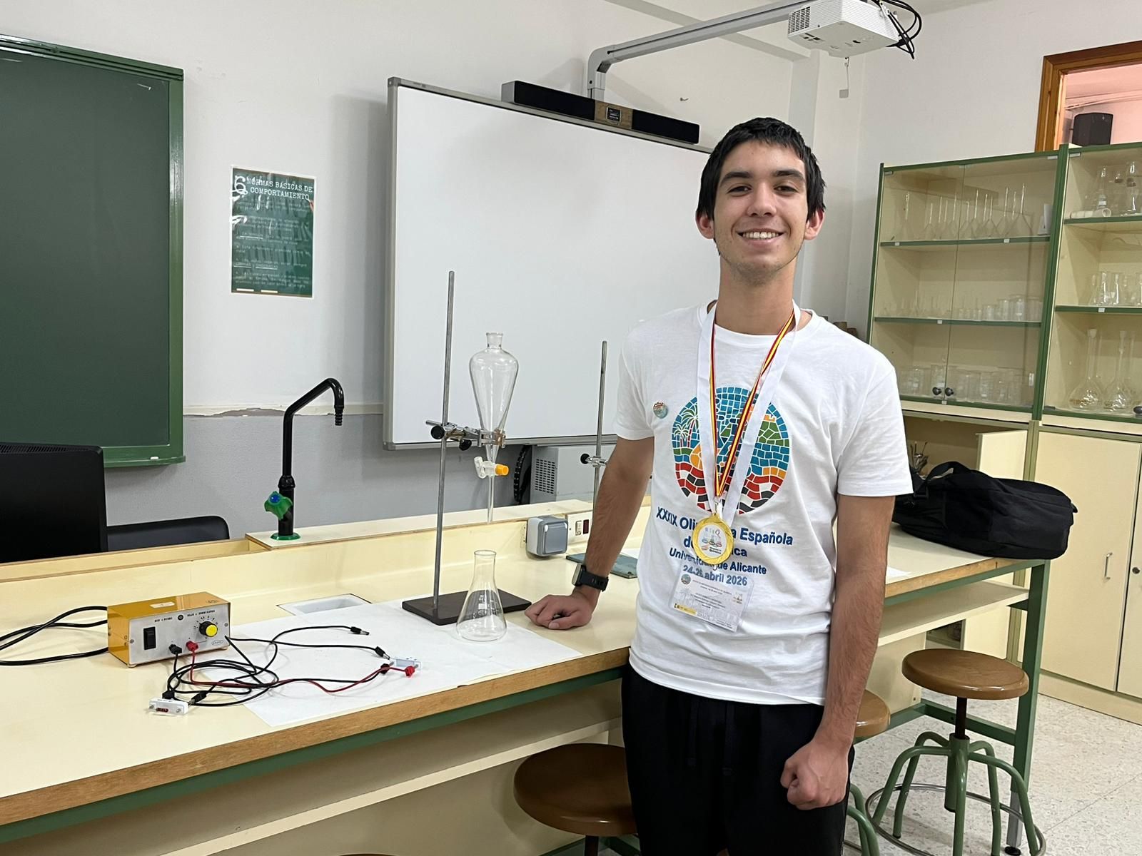 El alumno Javier Romero, en una de las clases del instituto Maestro Domingo Cáceres de Badajoz.