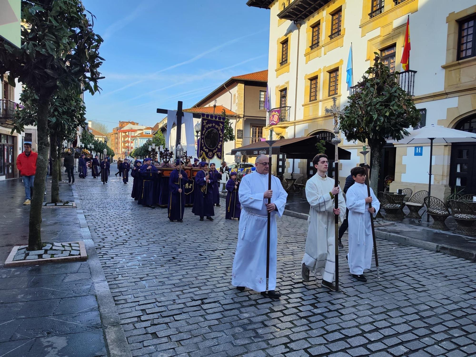 La procesión de la Soledad recorre Villaviciosa: así es la cita más íntima de la Semana Santa maliaya