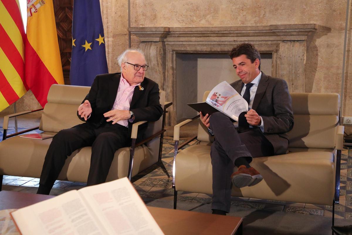 El presidente de Aspanion junto al President de la generalitat viendo el dossier del proyecto.