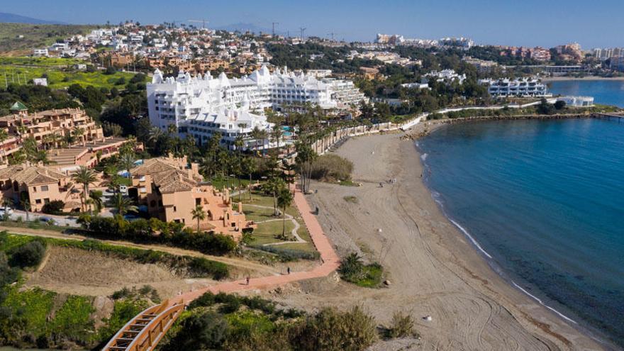 Estepona acaba la Senda Litoral en Guadalobón