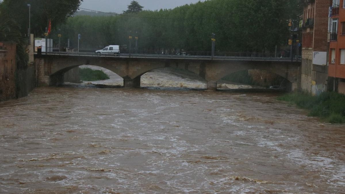 El Pont Nou de la Bisbal d'Empordà, que cruza el Daró, en nivel de alerta, por las lluvias acumuladas.