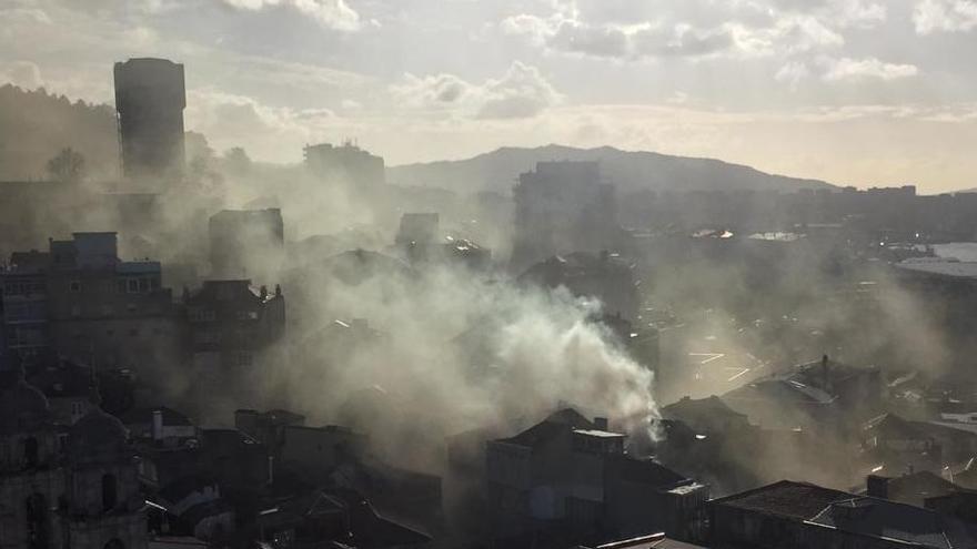 Vista del humo desde un edificio del centro. // FdV