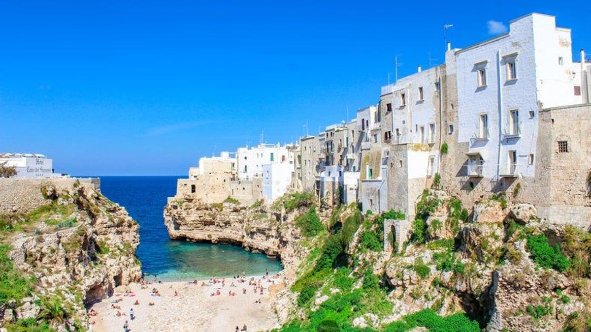 Polignano a Mare: una villa marinera enmarcada por casas colgantes