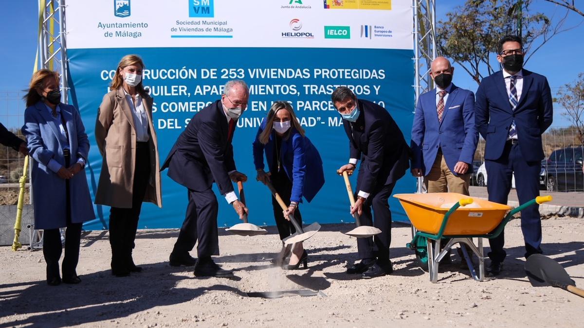El alcalde, la consejera de Fomento y el delegado del Gobierno en Andalucía ponen la primera piedra.