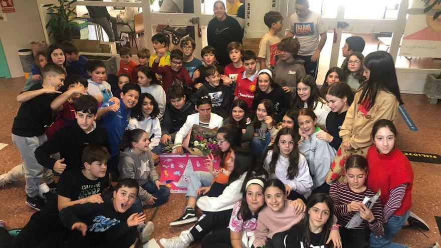 Alumnos del colegio Parta Pondal de Santa Cruz, tras la charla de Brauer.