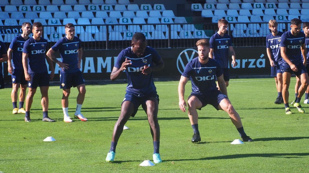 El conjunto albinegro de Sergi Escobar se entrenó ayer sobre el terreno de juego del Estadio Castalia donde esta tarde recibirá la visita del Sevilla Atlético.