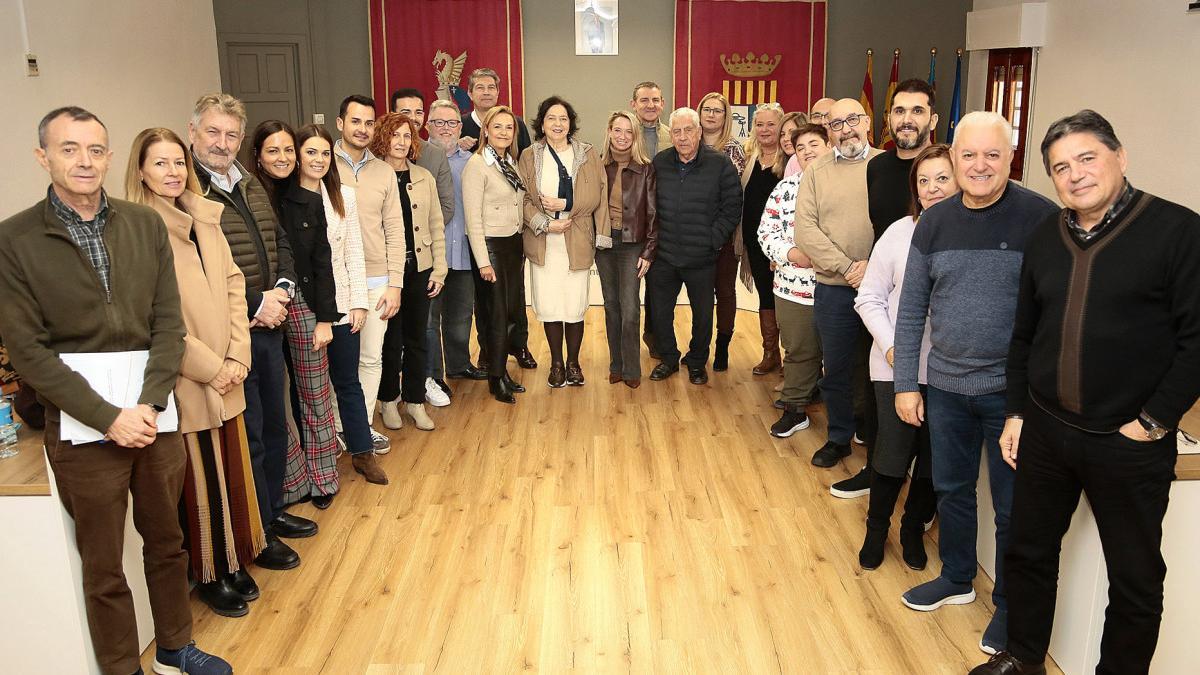 Claramunt, en el centro, con la alcaldesa Paz Carceller, tras el pleno