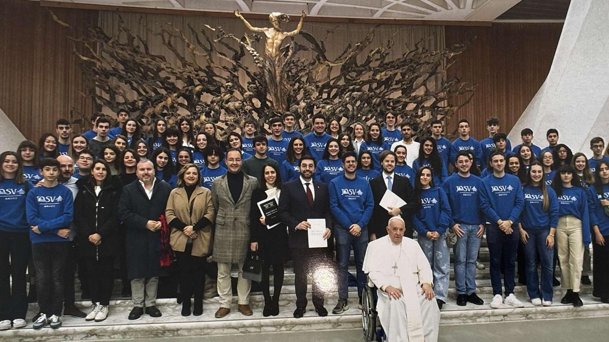 En la primera fíla junto a integrantes del Coro Sacro en la audienciasemanal con Francisco.