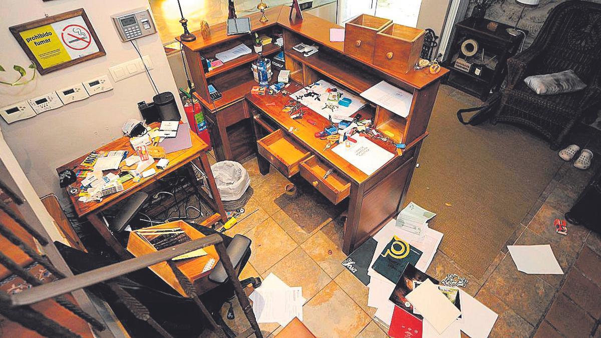 El mobiliario apareció revuelto y con varios papeles en el suelo.