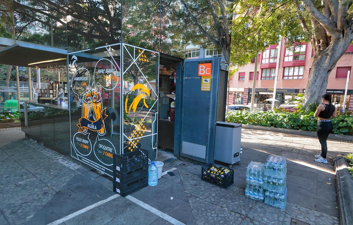 Recogida de mercancía del quiosco bar de la plaza Weyler tras su cierre.