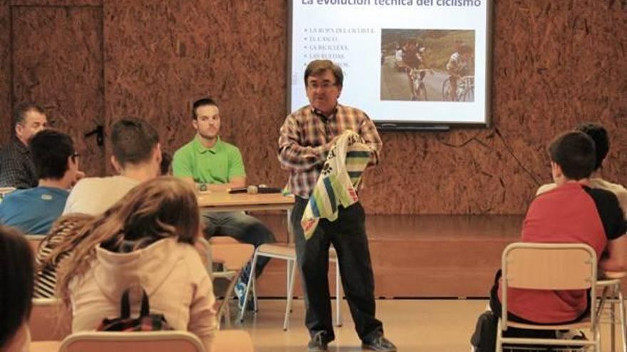 Alumnos aprenden biomecánica de la mano de exciclistas