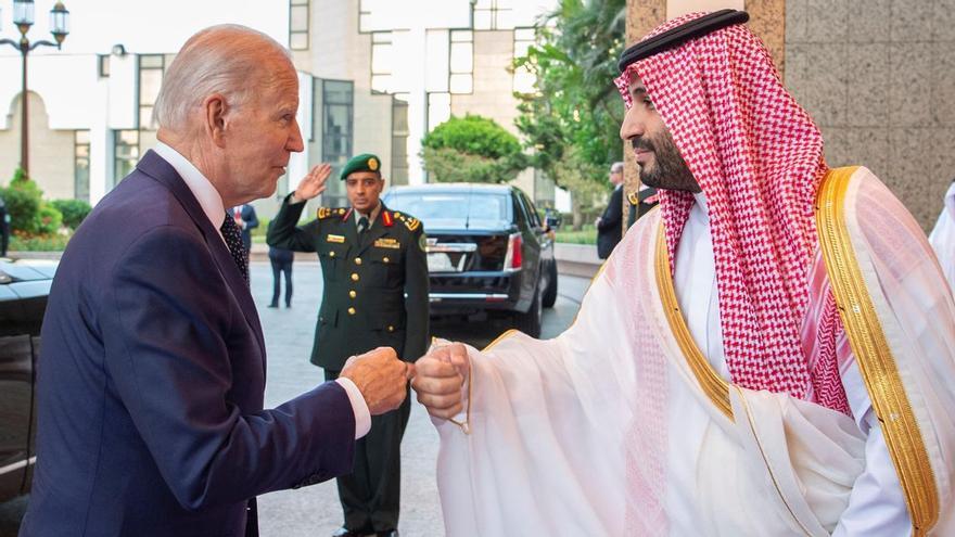 Biden 'choca los puños' a Mohamed Bin Salman durante su visita a Arabia Saudí