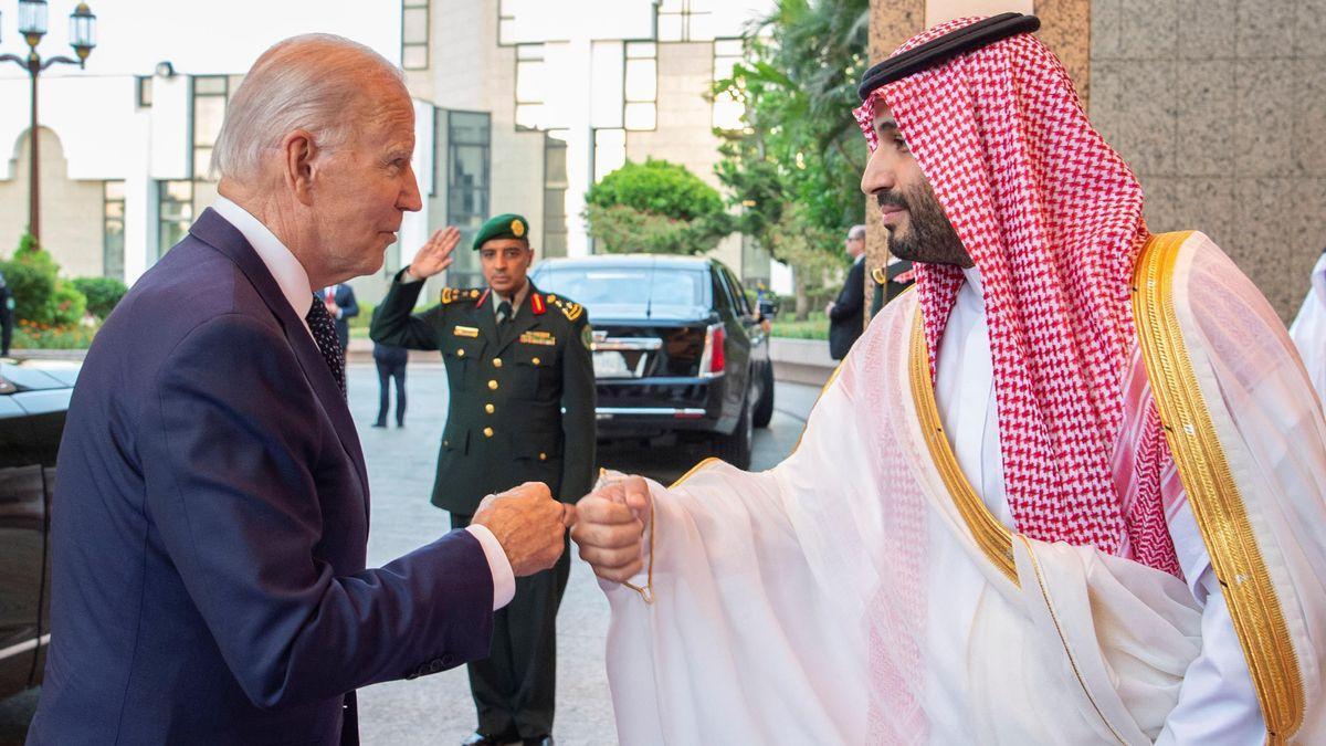 Biden 'choca los puños' a Mohamed Bin Salman durante su visita a Arabia Saudí.