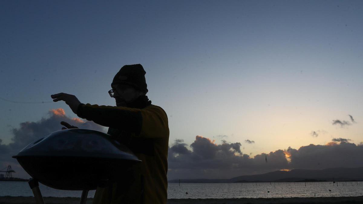 Un arousano contempla un eclipse.