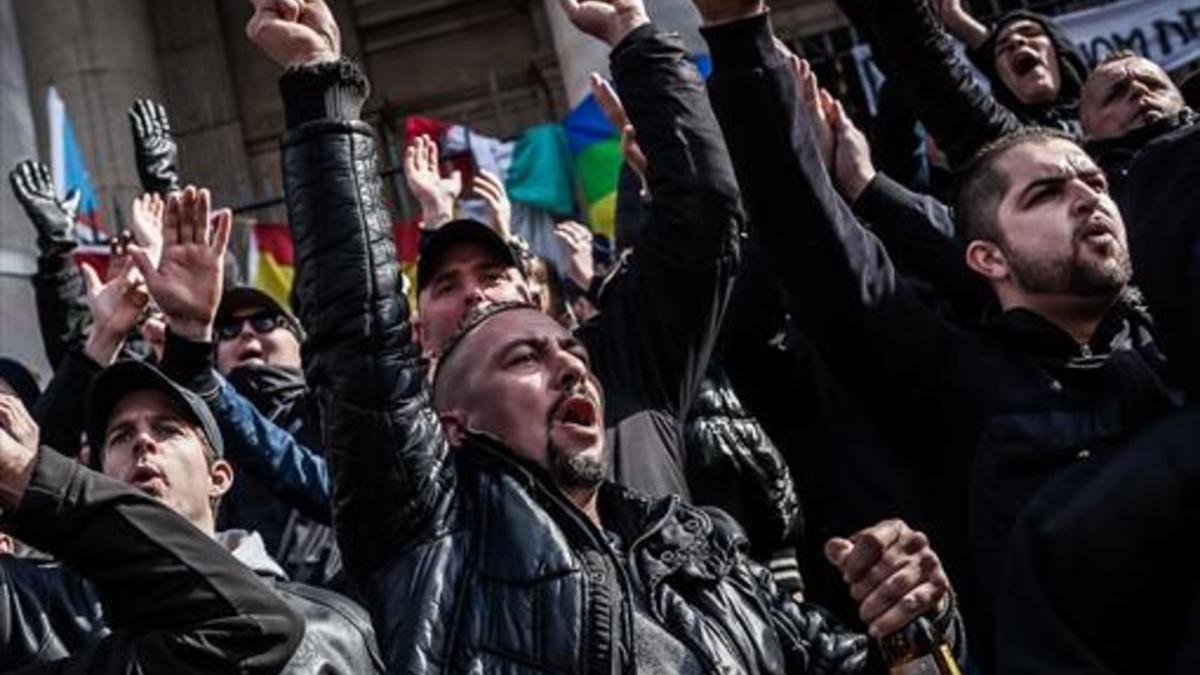 Saludo nazi 8 Un grupo de ultras lanzan consignas xenófobas, ayer, en la plaza de la Bolsa de Bruselas.