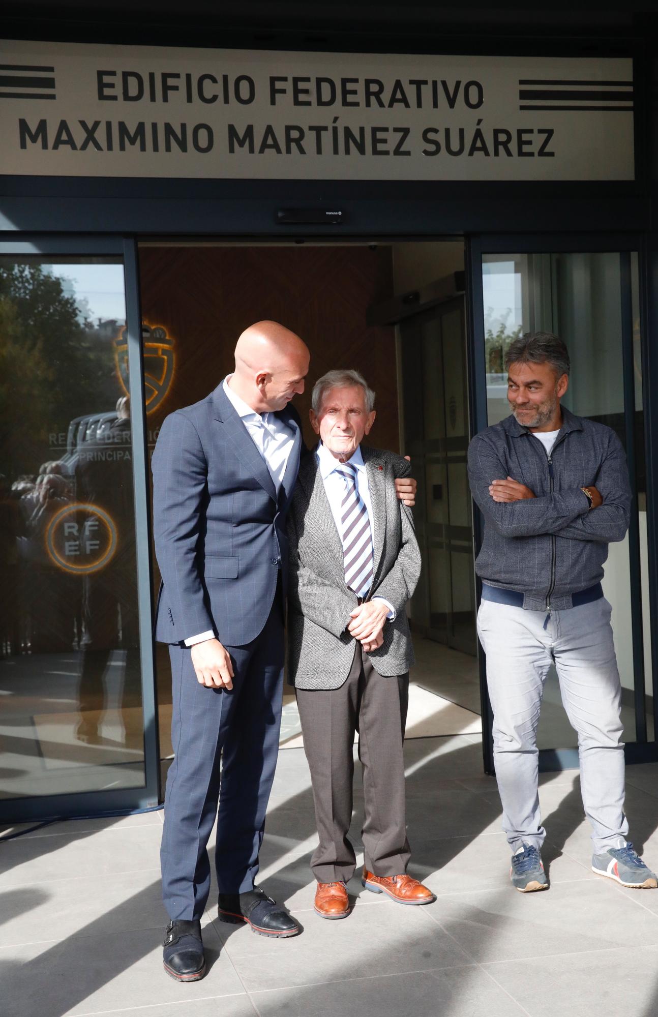 Homenaje a Maxi Martínez en la sede de la Federación Asturiana de Fútbol con la presencia de Luis Rubiales