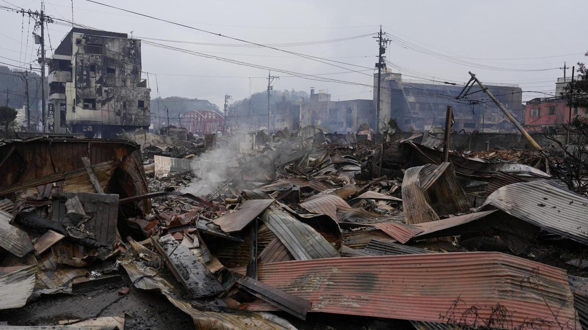 Estructuras de edificios y vehículos quemados tras el terremoto en Wajima, Japón