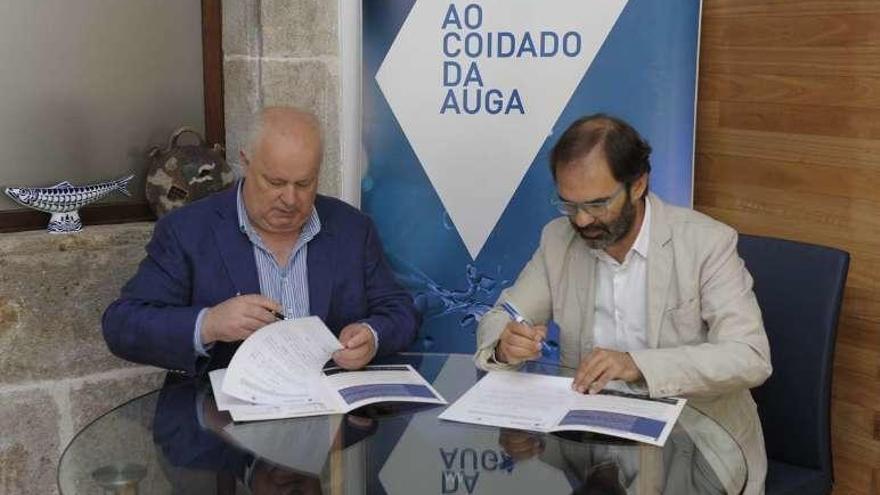 Firma del convenio entre Viaqua y Amigos de Galicia. // FdV