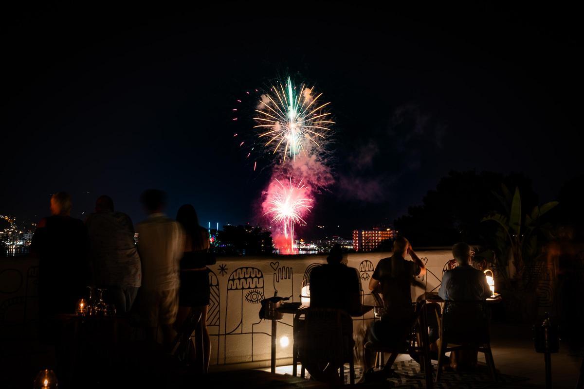 Vista de los fuegos artificiales de Sant Bartomeu desde Las Mimosas.