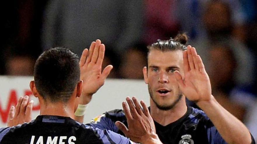 Bale recibe la felicitación de James tras uno de sus goles.