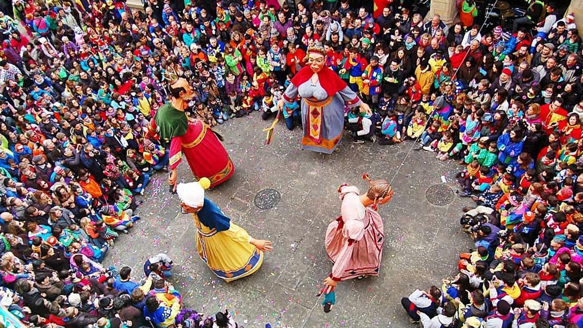 Els gegants bojos ballant durant l’edició del Carnaval de Solsona del 2018 | JOSEP BUSQUETS