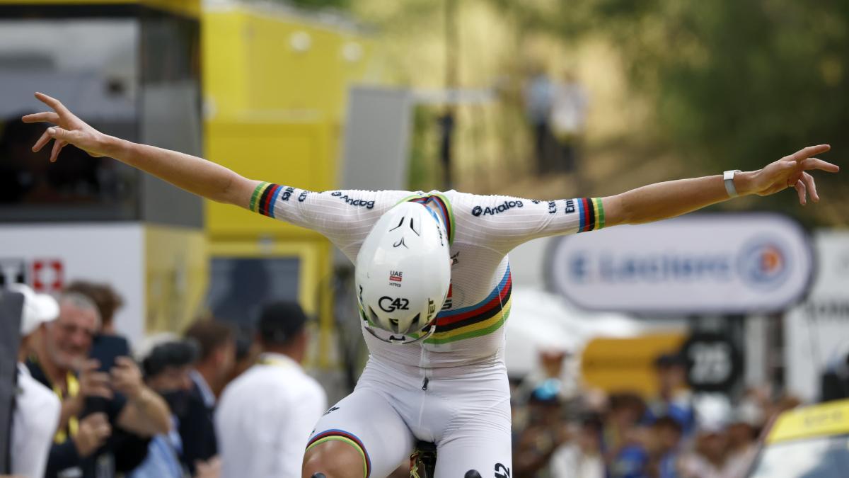 Pogacar celebra su victoria en el Tourmalet