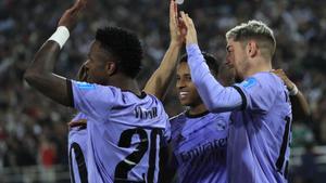 RABAT, 08/02/2023.- El centrocampista uruguayo del Real Madrid Fede Valverde (d) celebra con sus compañeros tras marcar el segundo gol blanco ante el Al Ahly durante el partido correspondiente a las semifinales del Mundial de Clubes entre el Al Ahly y el Real Madrid, este miércoles en Rabat. EFE/ Julio Muñoz