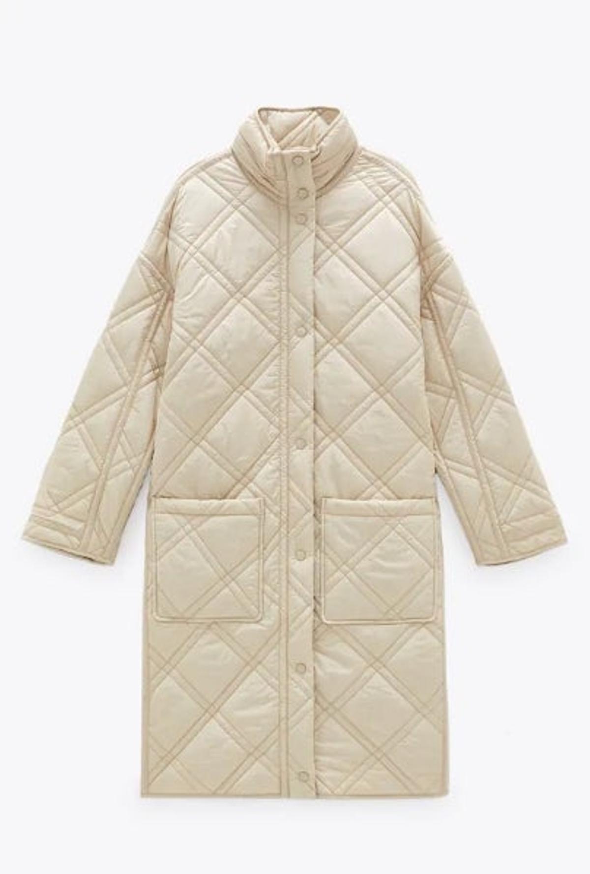 Abrigo acolchado de Zara (Precio: 49,99 euros)