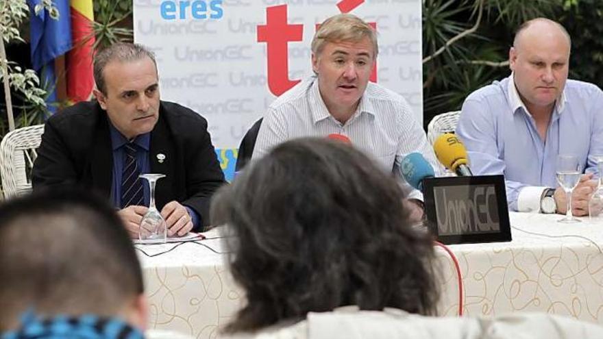 Por la izquierda, Ramón Rodríguez, Manuel Mato y José Manuel Manrique, secretario de la AUGC de Asturias.