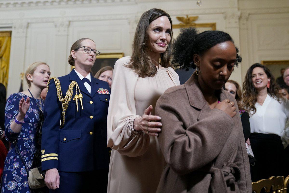 Angelina Jolie y su hija Zahara Jolie-Pitt en la Casa Blanca