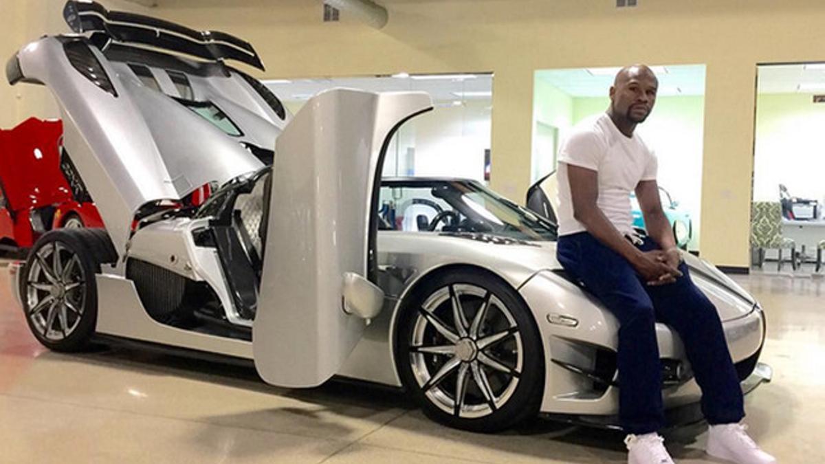 Floyd Mayweather posando con su nuevo coche de súper lujo