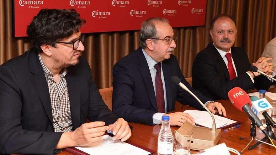 Alberto Lema, Antonio Couceiro y Víctor Moneo, en la presentación del convenio con Iberia.