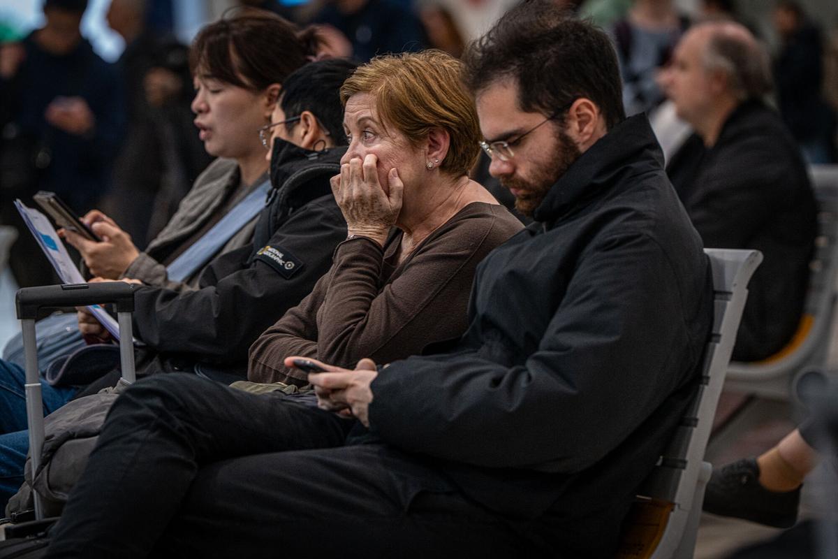 Ambiente esta tarde en la estación de  Sants de Barcelona. Trenes saturados y retrasos, tras el temporal