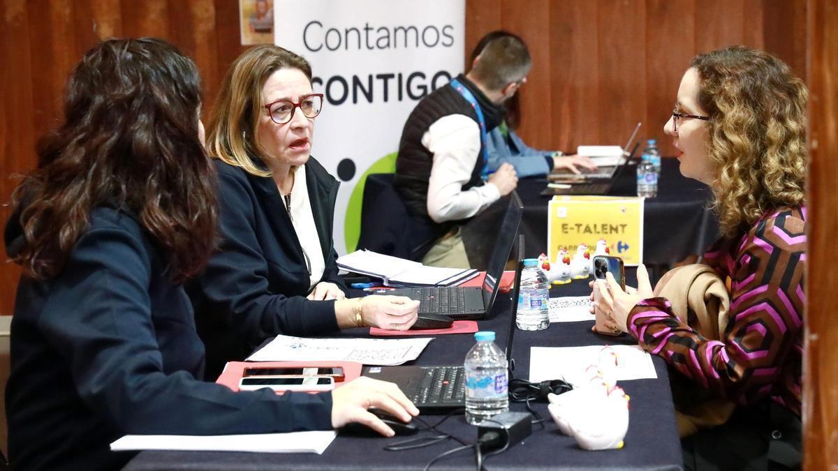 La feria trata de poner en contacto la oferta y la demanda de empleo.