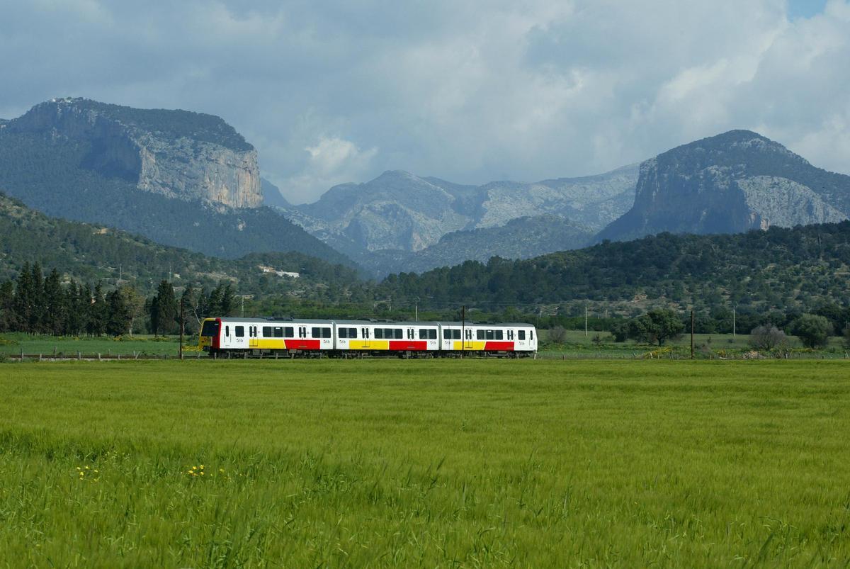 Tren diésel serie 6100 circulando en las cercanías de la estación de Consell-Alaró, año 2003.
