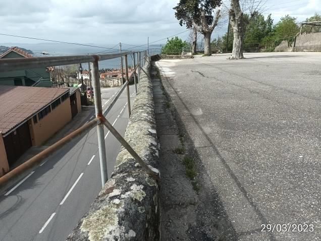 El peto de coronación del muro, en el que se aprecia que pierde la alineación.jpg