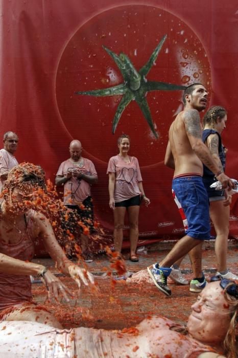 Impactants imatges de la Tomatina de Bunyol