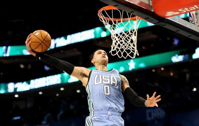 Kyle Kuzma del equipo USA encesta durante el Mtn Dew ICE Rising Stars 2019 en el Spectrum Center en Charlotte.